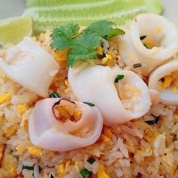 ข้าวผัดปลาหมึก