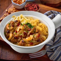บะหมีไก่เม็ดมะม่วง香辣蛋面配鸡肉和腰果(配汤)