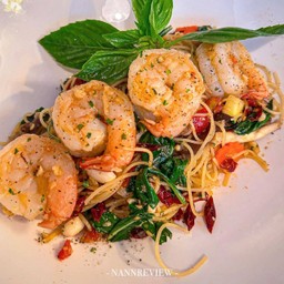 พาสต้า กุ้ง โหระพาพริกแห้ง น้ำมันมะกอก