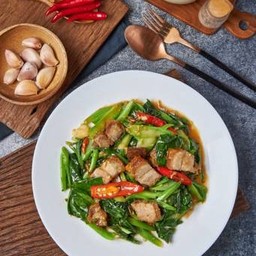 คะน้าหมูกรอบ