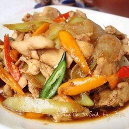 ผัดพริกอ่อนหมูหรือไก่ราดข้าว