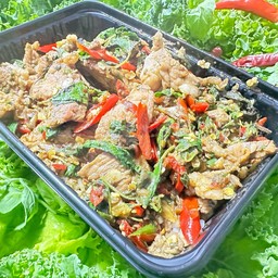 กระเพราหมูชิ้นราดข้าว