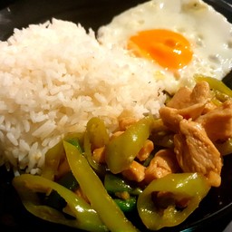 ข้าวไก่ผัดพริกหยวก+ไข่ดาว