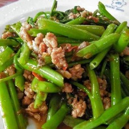 ผัดผักบุ้งกะปิหมูสับราดข้าว