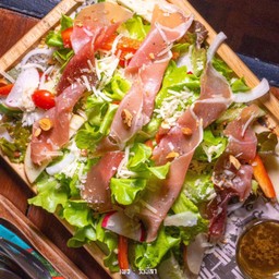 สลัดพาร์มาแฮม ถั่วอบ ฮันนี่บัลซามิค