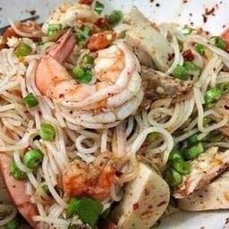 ยำขนมจีนกุ้งสุกหมูยอ