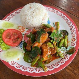 ข้าวราดพริกแกงหมูกรอบ