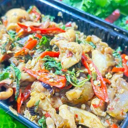 กระเพราคอปลาหมึกราดข้าว