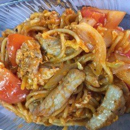 เส้นสปาเก็ตตี้ผัดมักหมู