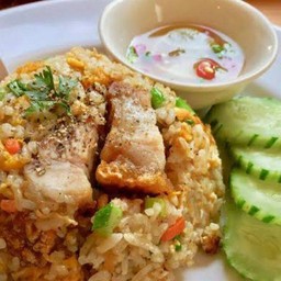 ข้าวผัดหมูกรอบ