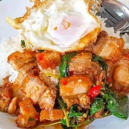 กะเพราหมูกรอบ