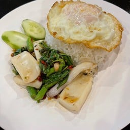 ข้าวกะเพราปลาหมึก