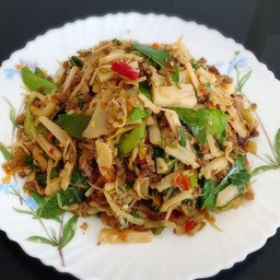 คั่วกะพราหมูหน่อไม้ดอง(กับข้าว)