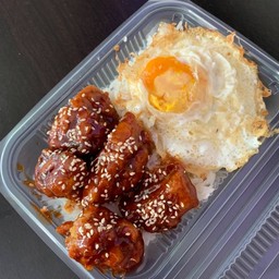 ข้าวไก่คาราเกะราดซอสเกาหลี+ไข่ดาว