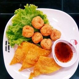 ลูกชิ้นกุ้งทอด + น้ำจิ้มซีฟู้ดรสเด็ด