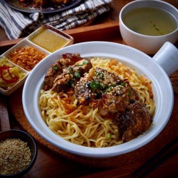 บะหมี่แห้งหมูตุ๋น红烧肉干面