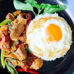 กระเพราหมูตุ๋น+ ข้าว