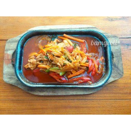 หมูผัดซอสโคชูจังกะทะร้อนPork stir fried Gochujang sauce