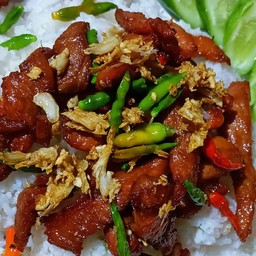 ข้าวหมูทอดกระเทียมพริกสด
