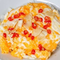 ข้าวไข่ขยี้ โรยพริก ไข่ 3 ใบ