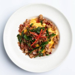 ข้าวกะเพราเบคอนไข่ข้น