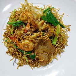 ผัดซีอิ๊วหมี่กรอบ หมูกรอบ