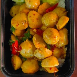 ข้าวกระเพราลูกชิ้นหมู