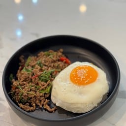 กะเพราโบราณ เนื้อโคขุนสับ ไข่ดาว