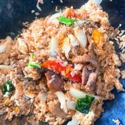 ข้าวผัดโบราณ หมู ใส่คะน้าหัวหอมมะเขือเทศแดง