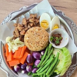 ข้าวคลุกพริกปลาร้าผัด+หมูทอด+ไข่ต้ม+ผัก