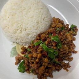 กะเพราหมูสับราดข้าว