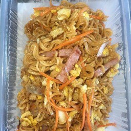 มาม่าผัดไข่ใส่แฮม