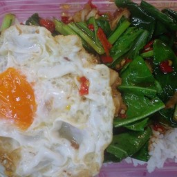 คะน้าหมูกรอบไข่ดาว