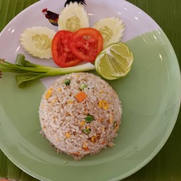 ข้าวผัดผัก ( ถั่วลันเตา ข้าวโพด  แครอท ไข่ )