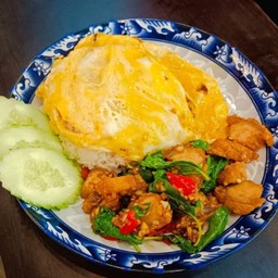 ข้าวไข่ข้นหน้ากระเพรา หมูกรอบ