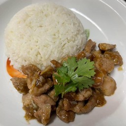 หมูผัดกระเทียมพริกไทยราดข้าว