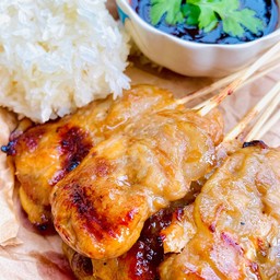 หมูปิ้งสูตรโบราณราดซอสเจ้มจ้น 10 ไม้ + ข้าวเหนียว 2 ห่อ