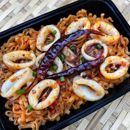 บะหมี่หม่าล่า ปลาหมึก (รสจัด)