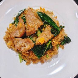 ผัดซีอิ้วเส้นหมี่ หมูกรอบ