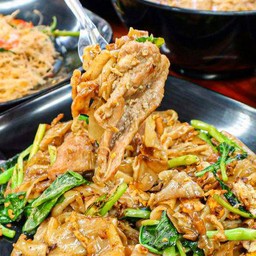 ผัดซีอิ๊วเส้นใหญ่ หมูกรอบ