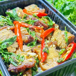 กะเพราหมูกรอบราดข้าว