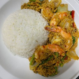 กุ้งผัดผงกะหรี่ราดข้าว