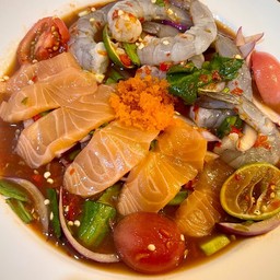 ยำแซลมอนกุ้งสด