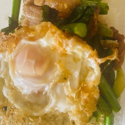 ข้าว คะน้าหมูกรอบ