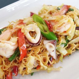 [อร่อยซ่ากับโค้ก] มาม่าผัดขี้เมาทะเล +  โค้ก ออริจินัล (ขวด)