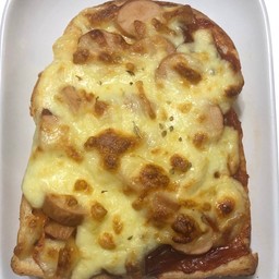 ขนมปังพิซซ่า ไส้กรอกชีส