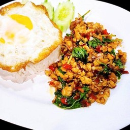 ข้าวกระเพราไก่ (ไม่รวมไข่ดาว)