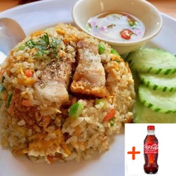 [อร่อยซ่ากับโค้ก] ข้าวผัดหมูกรอบ +  โค้ก ออริจินัล (ขวด)