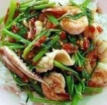 ผัดผักบุ้งทะเล ราดข้าว