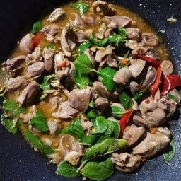 ข้าวผัดกระเพราเครื่องในไก่